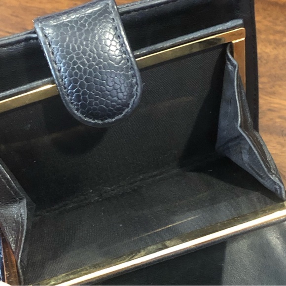 CHANEL Caviar Skin CC Logo Black Bifold Kiss Lock Wallet 3-1/2”x4-1/2” Authentic - Picture 11 of 17